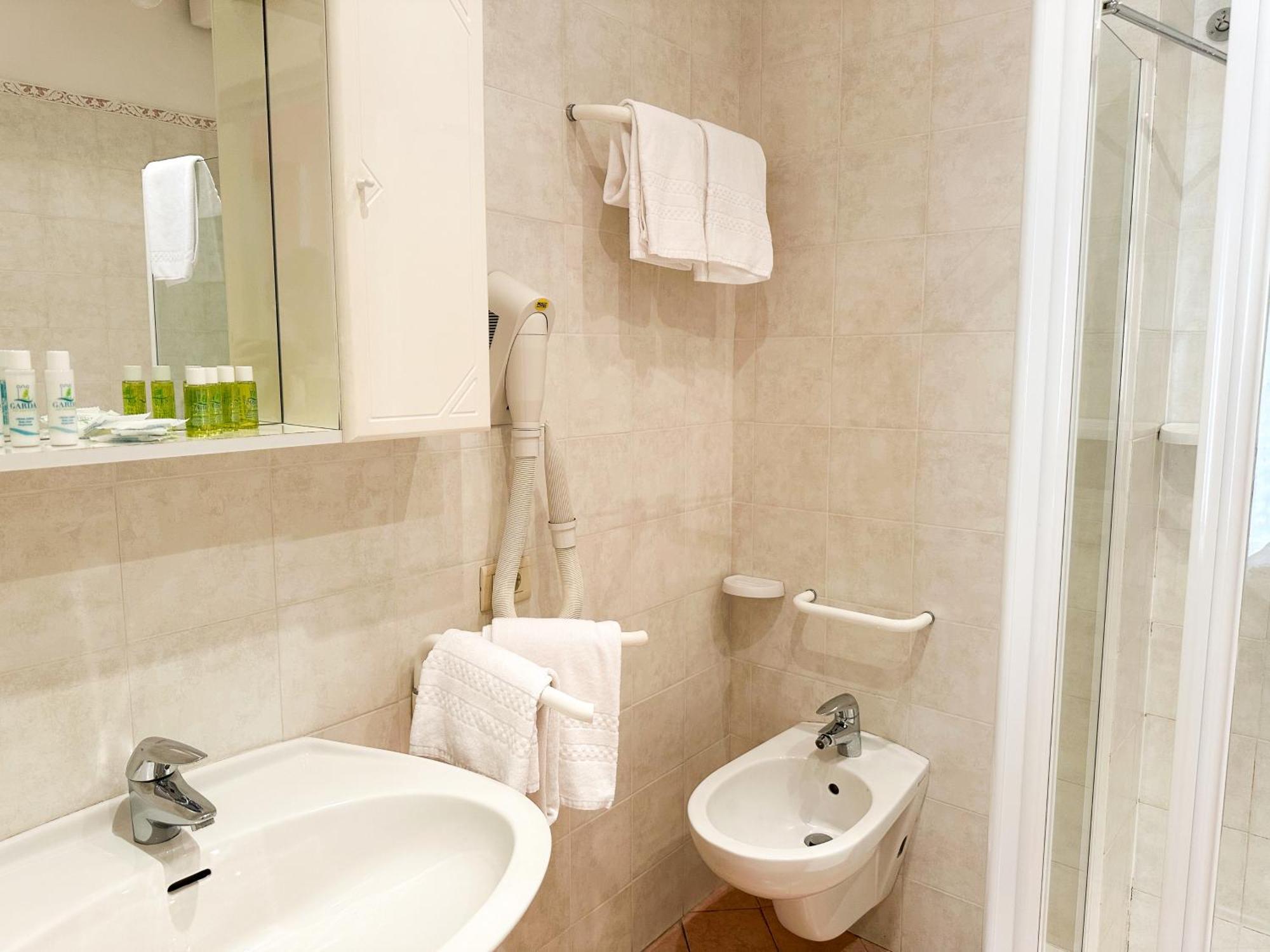 Hotel Bristol Riva del Garda Luaran gambar