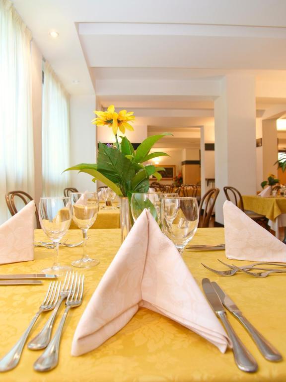 Hotel Bristol Riva del Garda Luaran gambar